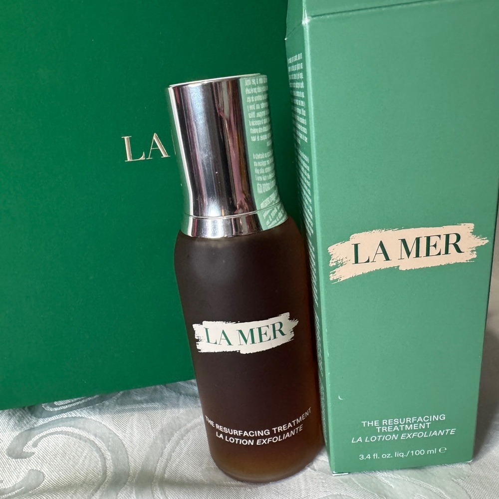 La Mer Resurfacing Treatment with Silver Cap and Green Box